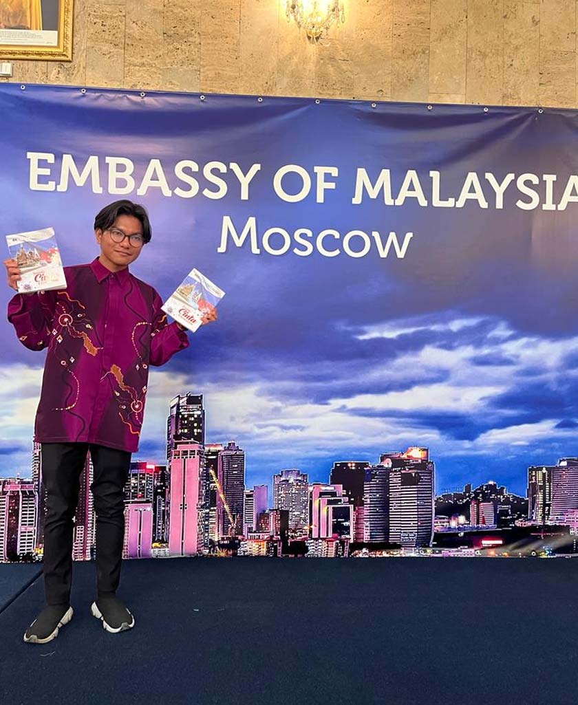 Buku Senandika Cinta & Korona di Rusia diterbitkan di Malaysia dan dilancarkan di Rusia oleh Duta Besar Malaysia ke Rusia, Datuk Bala Chandran Tharman. - Astro AWANI