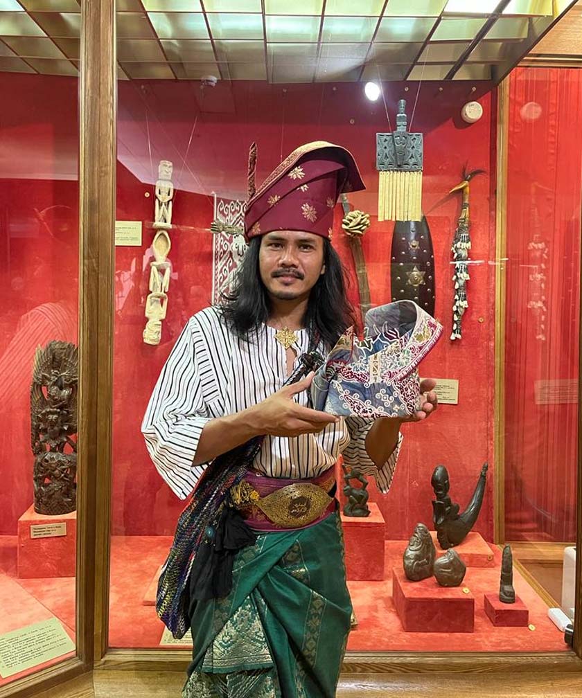 Tanjak Mahkota Alam yang diserahkan Mohd Sallehin Hussain kepada sebuah muzium terbesar di Rusia untuk menambahkan koleksi warisan Malaysia di Rusia dan menambahkan minat kalangan warga Rusia kepada warisan Malaysia. - Astro AWANI