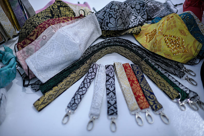 Pelbagai pilihan corak pelitup muka songket yang dihasilkan oleh Pengasas bersama Nazkods Enterprise, Khairunnisa Ahmad Zamri. - Foto BERNAMA