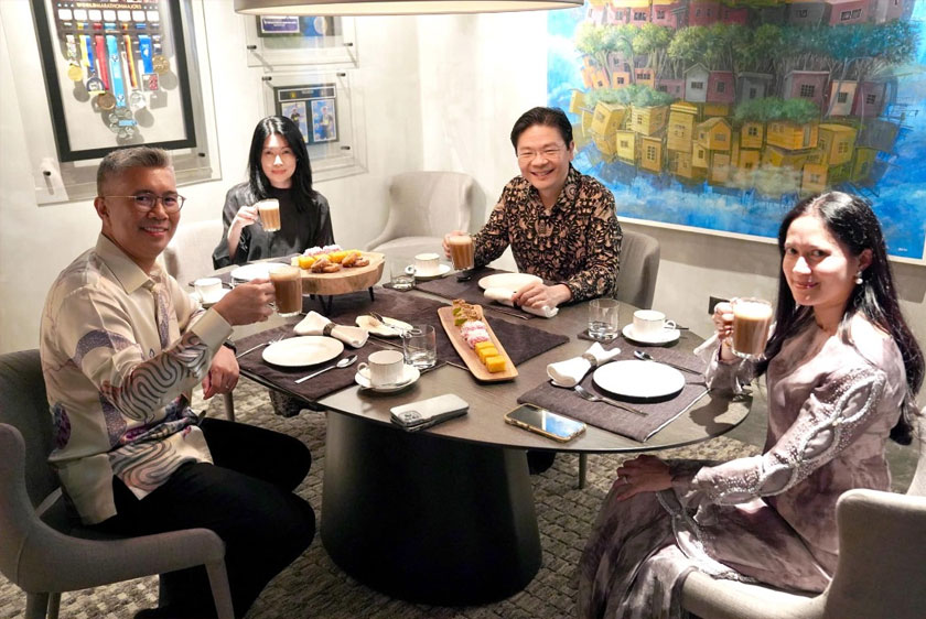 Lawrence Wong dan Tengku Zafrul bersama isteri masing-masing menikmati hidangan teh tarik. – Gambar Facebook Tengku Zafrul