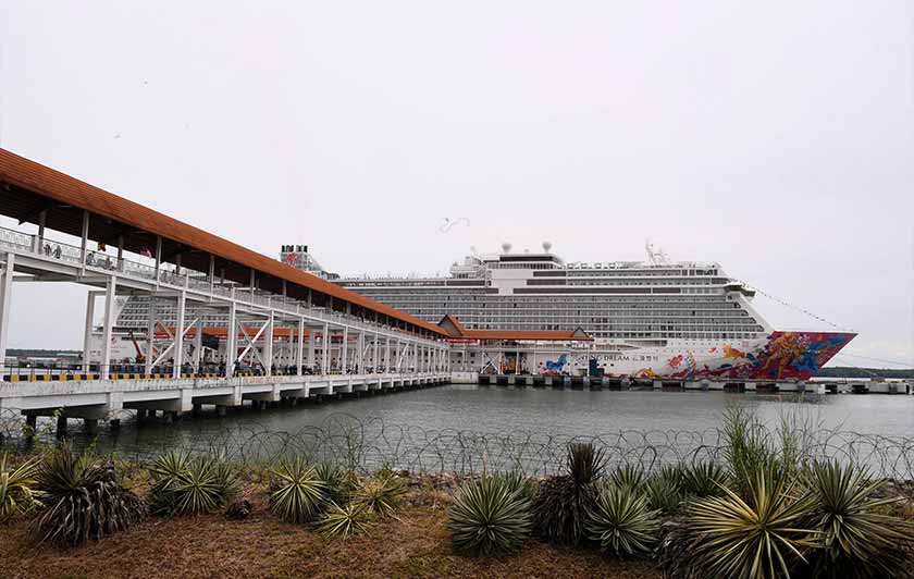 Port Klang Cruise Terminal (PKCT), sebuah terminal pelayaran usaha sama yang dimiliki oleh Klang Port Management Sdn Bhd, anak syarikat Northport (Malaysia) Bhd (Northport) dan Westport Malaysia Sdn Bhd (Westport) hari ini dirasmikan oleh Sultan Selangor, Sultan Sharafuddin Idris Shah di Pulau Indah, hari ini. - Foto BERNAMA