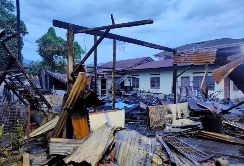 Seorang lelaki warga emas maut dalam kebakaran dua buah rumah dan sebuah tokong di Bukit Merah, Menglembu, dekat sini, pagi ini. - Foto JBPM