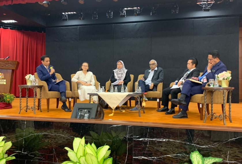 Penyampai berita Astro AWANI, Luqman Hariz (kiri) sebagai moderator Simposium Perubahan Iklim 2022 yang berlangsung di Parlimen, pada Isnin. - Gambar Astro AWANI