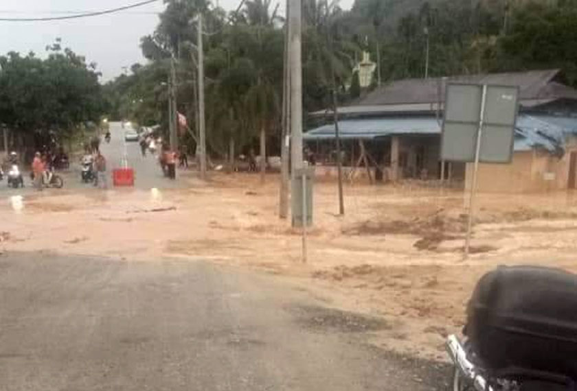 Hujan mula turun pada jam 2 petang telah menyebabkan kawasan di Taman Bayu Sejahtera dan Kampung Sungai Batu dalam Mukim Baling dilanda banjir kilat. - Foto Astro AWANI