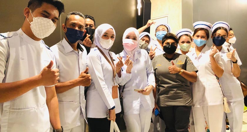 Frontliners yang hadir pada majlis tayangan perdana Juang. - Foto Astro AWANI