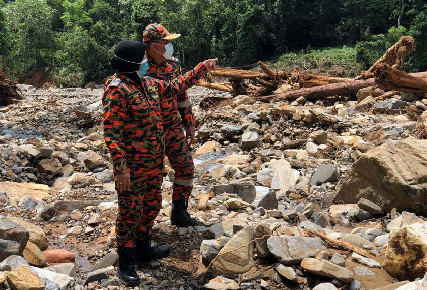 Penanda kejadian kepala air apabila air bertukar menjadi keruh, deruan air menjadi kuat dan mengalir laju membawa bersama bongkah serta ranting kayu. - Foto Astro AWANI
