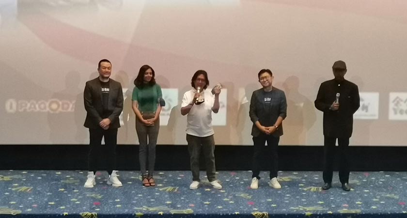 Aziz M Osman berucap sepatah dua kata sebelum filem ditayangkan. - Foto Astro AWANI