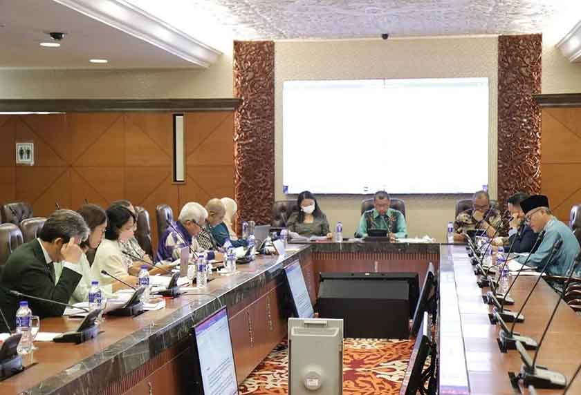 Che Abdullah (tengah) mempengerusikan mesyuarat KRPPM Integriti, Governan dan Anti Rasuah di bangunan Parlimen pada Khamis. - Foto Sinar Harian