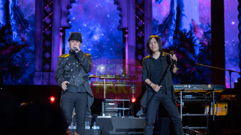 Biarpun hujan sebelum pintu masuk konsert dibuka, namun peminat tetap bersemangat untuk menonton kehebatan persembahan kumpulan dari Indonesia itu. - Foto @echolaliapictures