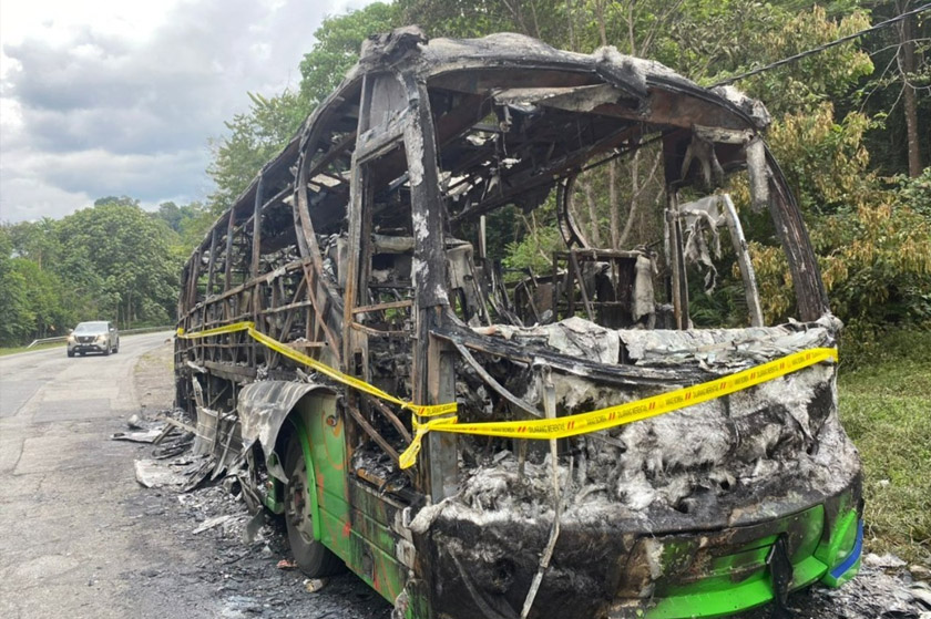 Menurut pihak bomba, bas berkenaan mengalami kemusnahan sebanhyak 80 peratus. - Foto JBPM perak