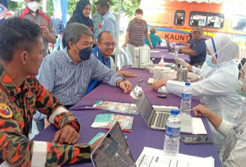 Mohamad (dua, kiri) ketika meninjau sekitar program berkenaan pada Sabtu. - Sinar Harian