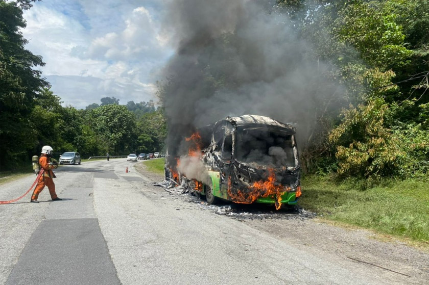 Anggota bomba menggunakan satu aliran 'hose' 100 kaki, satu pancutan bersumberkan air dari pili bomba sehingga kebakaran berjaya dipadam. - Foto JBPM