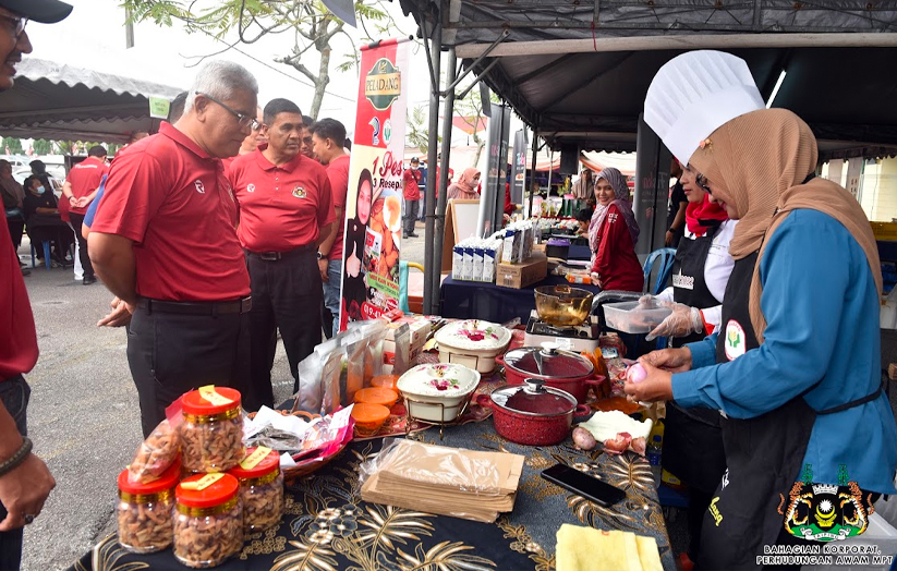 Khairul Amir meninjau gerai pameran dan jualan sempena Karnival Kesenian dan Kebudayaan di Jalan Berek. - Foto MPT