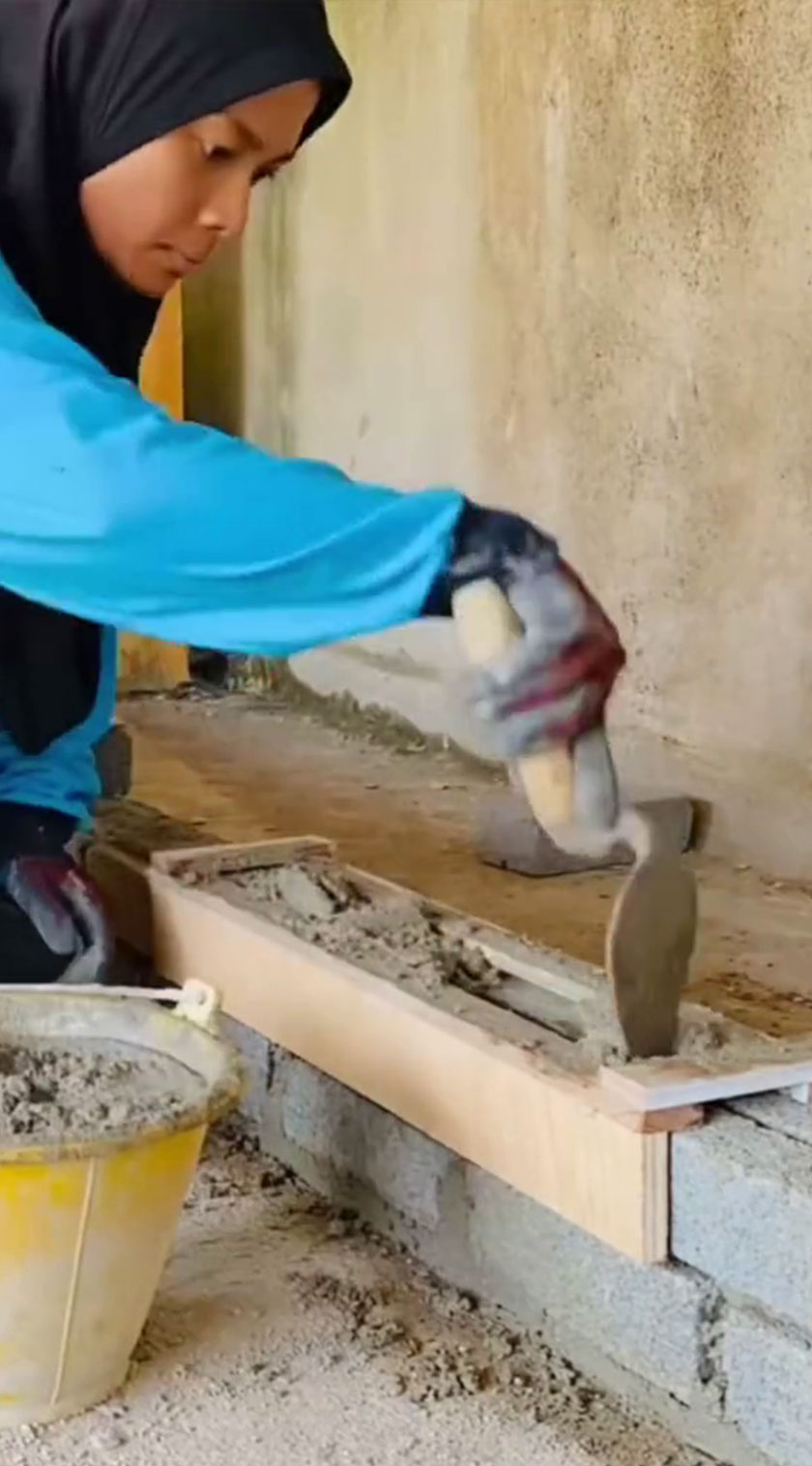 Wargamaya terpegun apabila melihat dia tidak sedikit pun kekok dalam melakukan kerja-kerja pertukangan yang lasak. - Foto TikTok/wanifaizun