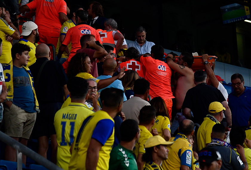 Seorang penonton dibawa keluar stadium menggunakan pengusung ketika perlawanan LaLiga antara Cadiz dan Barcelona di stadium Nuevo Mirandilla, Cadiz, Sepanyol selatan, 10 Sept 2022. (Foto AP)