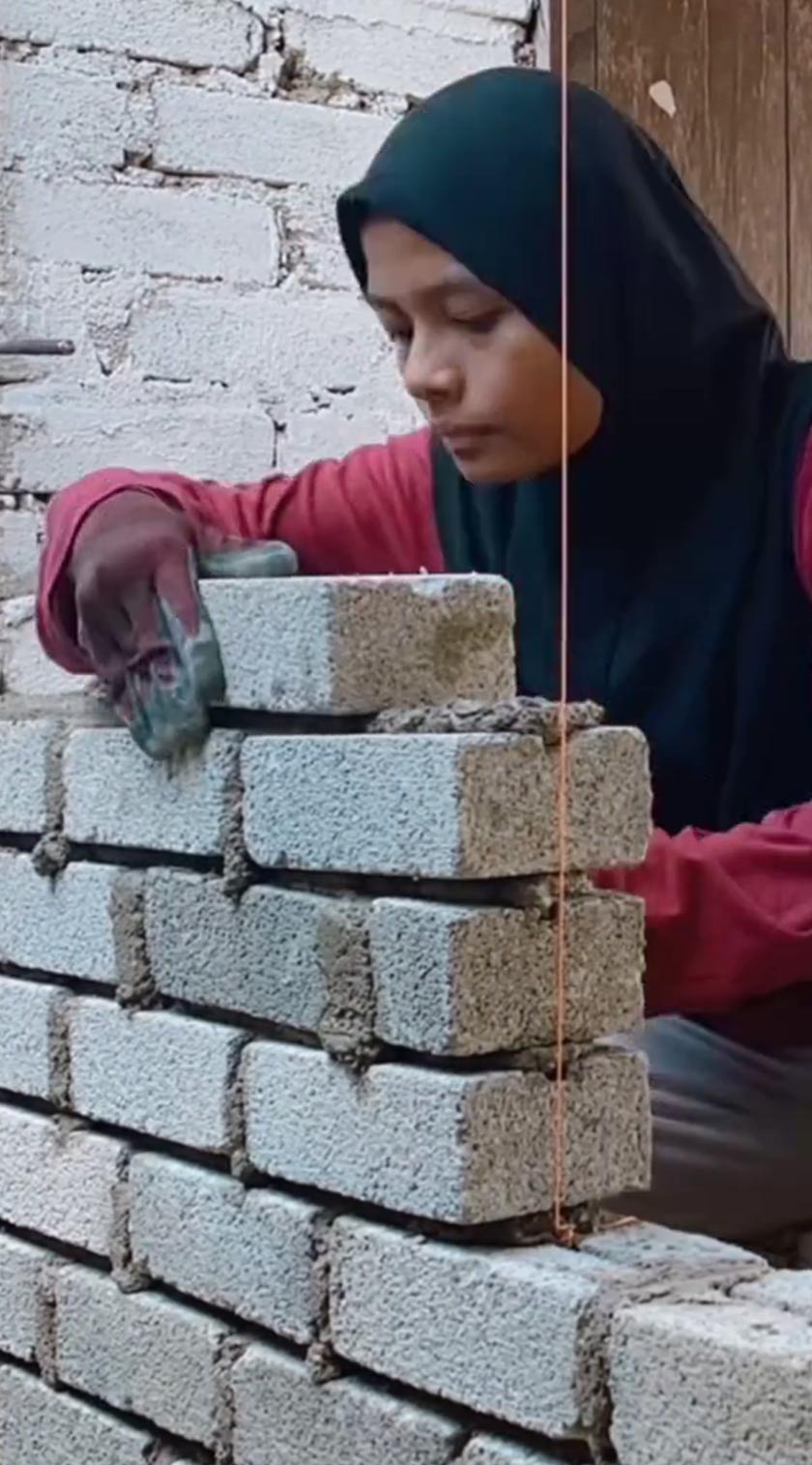 Wargamaya terpegun apabila melihat dia tidak sedikit pun kekok dalam melakukan kerja-kerja pertukangan yang lasak. - Foto TikTok/wanifaizun