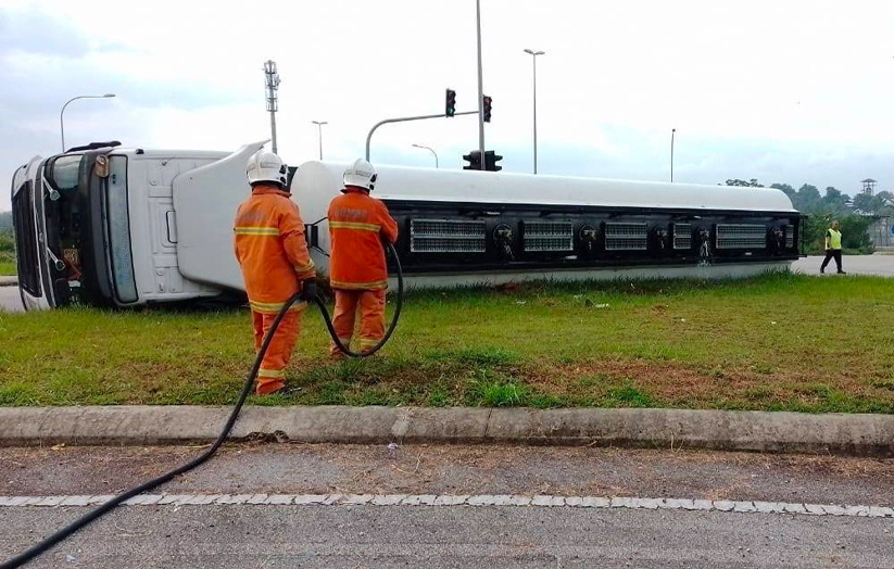 Kerja-kerja kawalan dan pembersihan minyak dilakukan bomba dan Hazmat. - Foto ihsan bomba