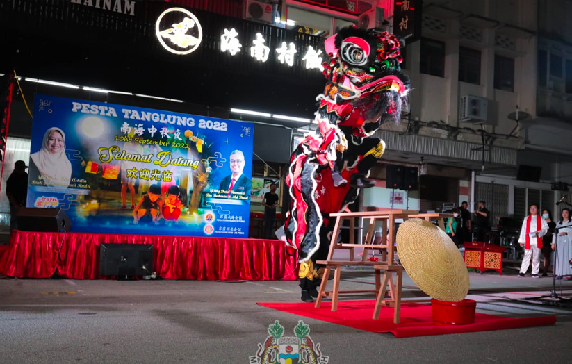 Persembahan kebudayaan alat muzik tradisional. - Foto MBI