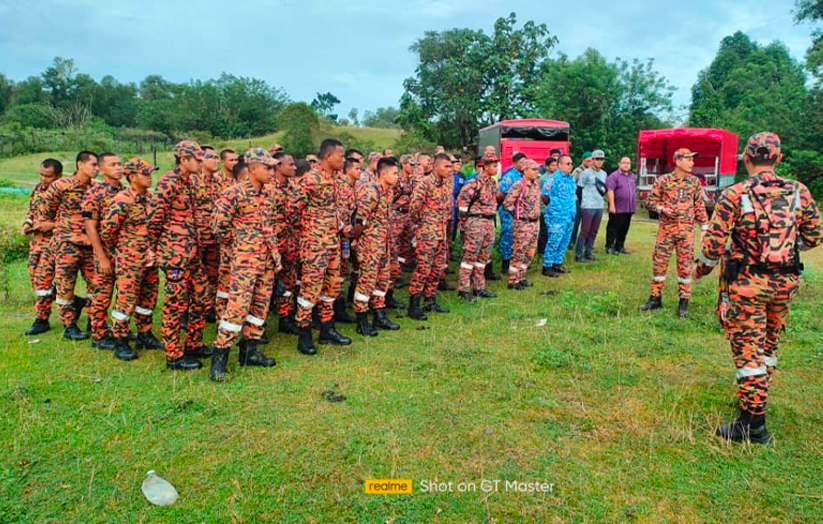 Operasi SAR dibahagikan kepada lima kumpulan melibatkan pelbagai agensi penyelamat di dua sektor. - Foto JBPM Perak