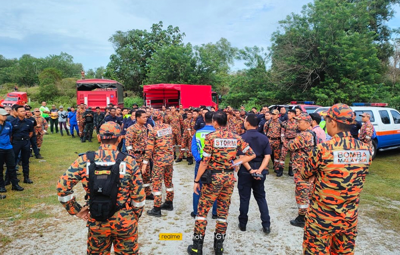 Operasi SAR dibahagikan kepada lima kumpulan melibatkan pelbagai agensi penyelamat di dua sektor. - Foto JBPM Perak