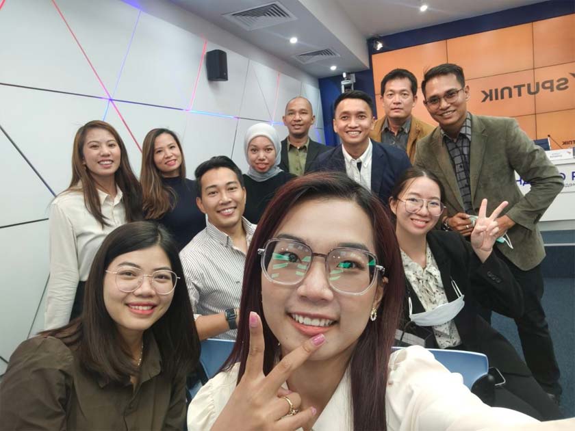 Wartawan Astro Awani dan hos Awani PAGI, Hakim Rahman (barisan kedua) antara 11 pengamal media ASEAN yang menyertai program pertukaran wartawan, InteRussia berlangsung sebulan di Moscow, Rusia. - Gambar Sputniknews.com