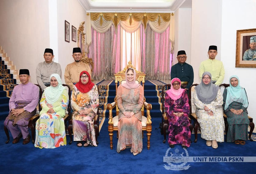 Baginda turut berkenan mengurniakan cendera kenangan kepada semua ahli rombongan.