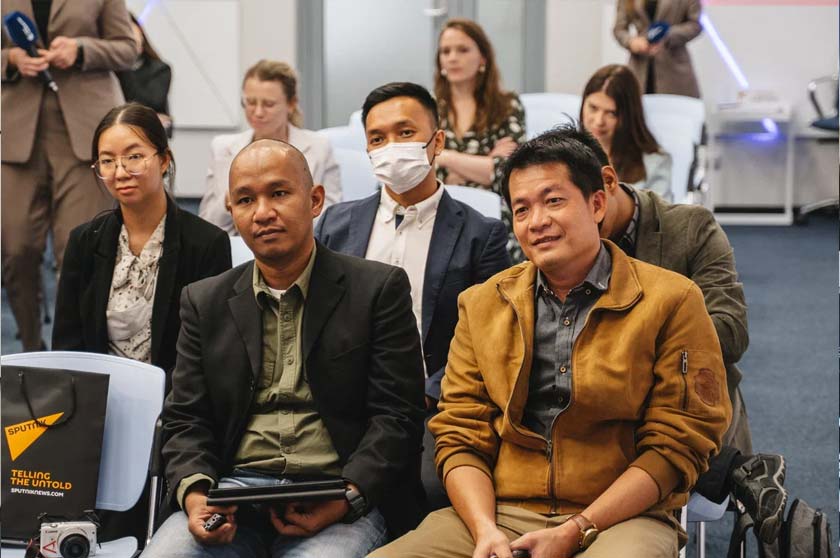 Sebahagian peserta program InteRussia tekun mendengar ceramah disampaikan semasa program pembukaan di Moscow, Rusia, semalam. Program akan berlangsung selama sebulan sehingga 9 Oktober 2022. Gambar Sputniknews.com