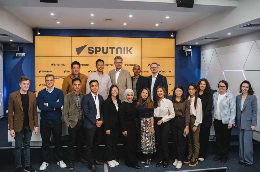 Peserta program InteRussia bergambar bersama Pengarah Hubungan Antarabangsa di Sputnik dan Radio, Vasily Pushkov (barisan kedua, tiga kiri) semasa hari pertama program berlangsung di Moscow, Rusia, semalam. - Gambar Sputniknews.com