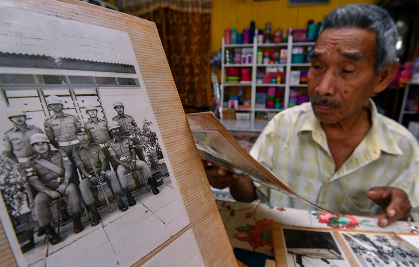 Wok mengimbau kenangan berkhidmat selama 25 tahun dalam Angkatan Tentera Malaysia, ketika ditemui di kediamannya di Kampung Bunut Susu, Pasir Mas baru-baru ini. --fotoBERNAMA