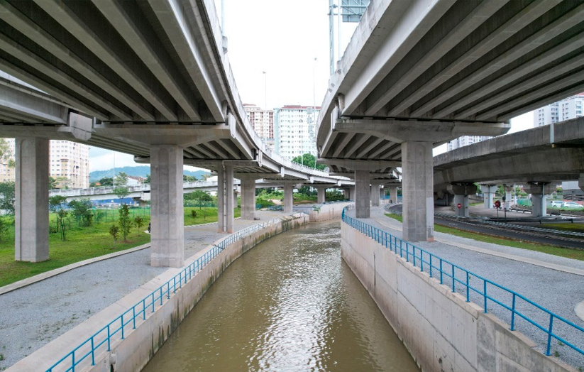 Struktur bercabang di atas Sungai Ampang membenarkan cahaya matahari melalui bukaan di tengah-tengah antara dua struktur jalan raya untuk sampai ke hidupan akuatik. - Foto Prolintas