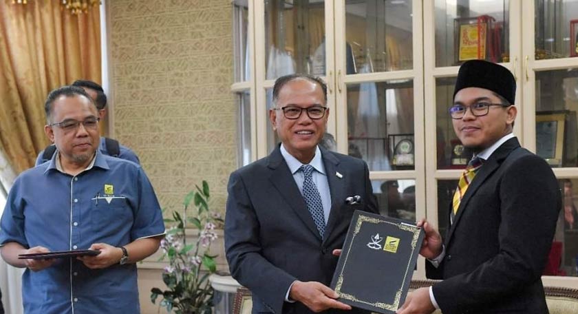 Menteri Besar Pahang, Datuk Seri Wan Rosdy Wan Ismail menyampaikan surat tahniah dan wang pendahuluan pelajar tahun ketiga KYP-Universiti Yarmouk, Jordan kepada seorang penuntut di Wisma Sri Pahang, Kuantan pada Rabu. - Astro AWANI