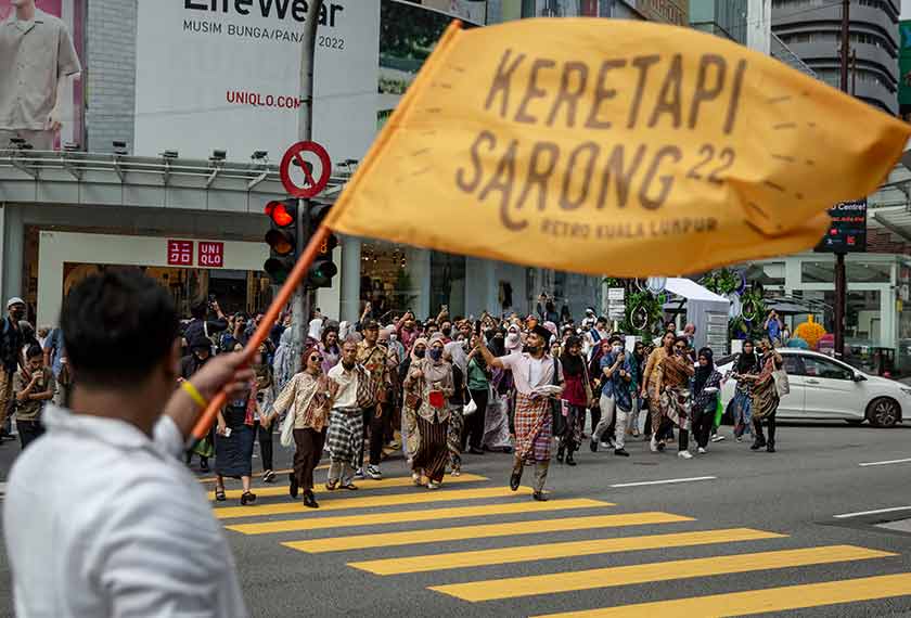 Orang ramai hadir dengan pelbagai jenis busana tradisi bagi memeriahkan Keretapi Sarong 2022