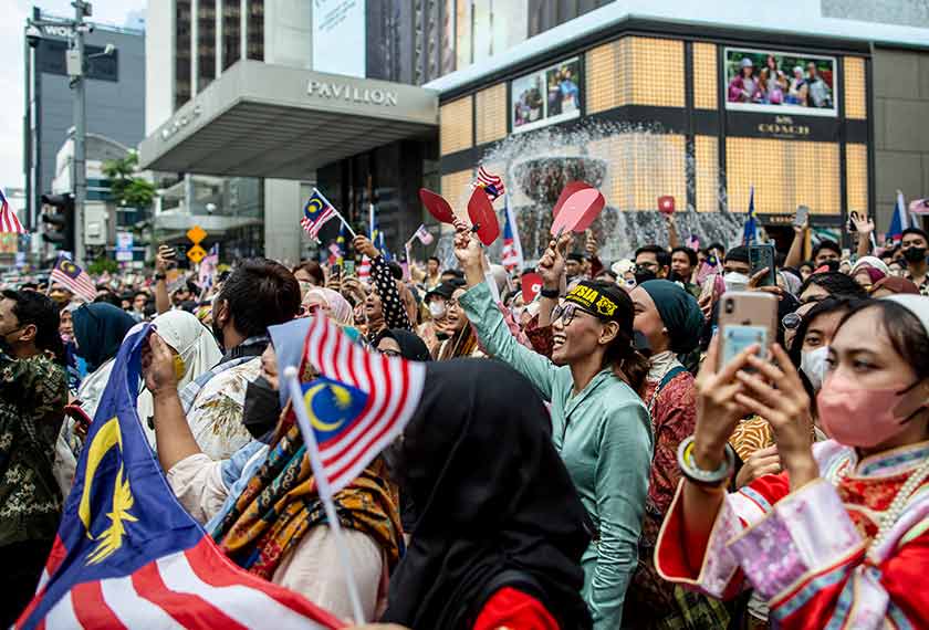 Ribuan peserta Keretapi Sarong membajiri ibu kota pada Jumaat.