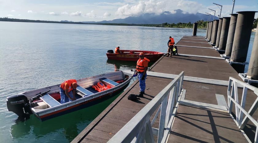 Seramai lebih 50 anggota pasukan keselamatan dikerahkan dalam operasi SAR antaranya Bomba, Polis, Polis Marin, Maritim, Sarawak Coastguard, dan unit udara. - Foto JBPM Sarawak