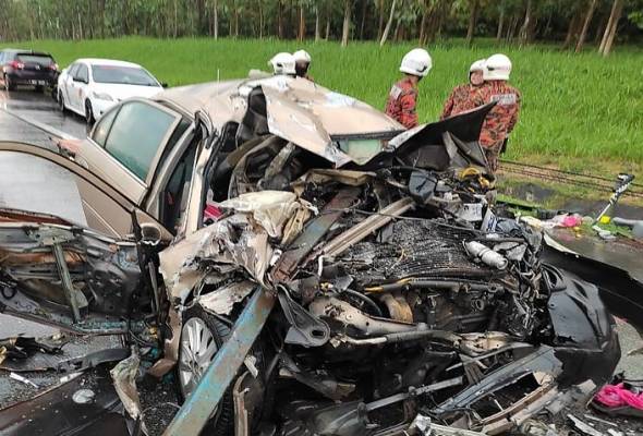 Family of four killed in four-vehicle crash after Machap exit | Awani ...