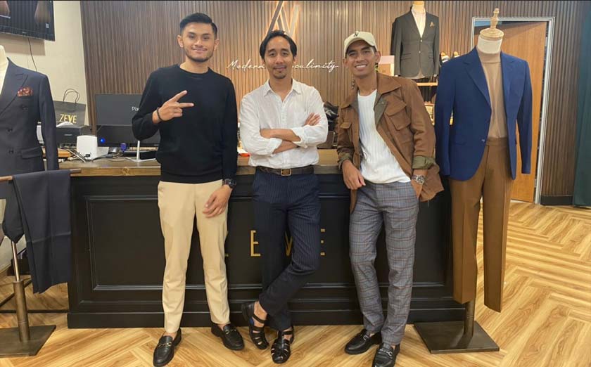 Zaid bersama kakitangan di Zeve Setapak