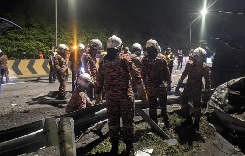  Anggota bomba menggunakan peralatan menyelamat untuk mengeluarkan mangsa yang tersepit, sebelum diserahkan kepada pihak polis untuk tindakan selanjutnya. - Foto JBPM