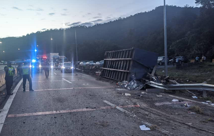 Keadaan kenderaan mangsa yang terlibat dalam nahas di Kilometer 257 Lebuhraya Utara Selatan, arah utara, berhampiran Terowong Menora. - Foto JBPM