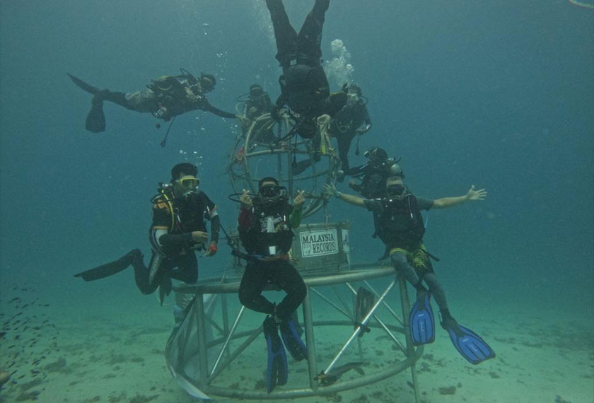 Para penyelam Alumni UPSI bersama struktur terumbu glob terbesar di Taman Laut Pulau Redang. - Foto UPSI