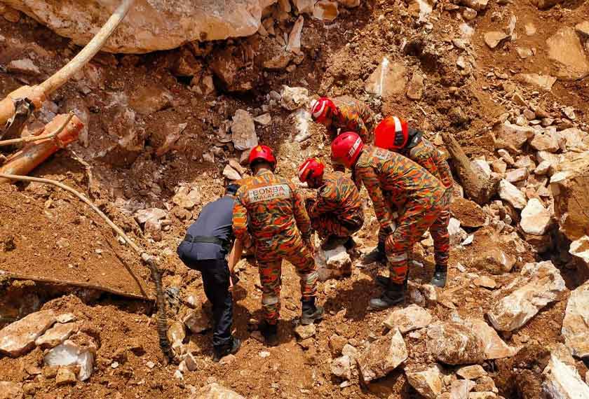 Kerja-kerja pencarian mangsa kedua itu dilakukan kira-kira 25 meter dari titik pencarian yang dijalankan oleh pihak pasukan mencari dan menyelamat sebelum ini. - Foto JBPM