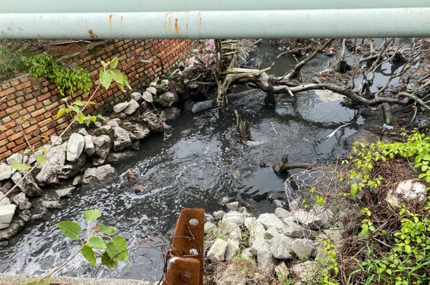 Keadaan parit yang dipenuhi air berwarna hitam, dipercayai berpunca daripada kandang yang berada berhampiran.