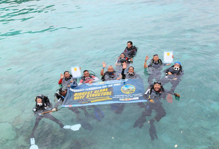 Kumpulan penyelam alumni UPSI berjaya menempa nama di Malaysia Book of Records. - Foto UPSI
