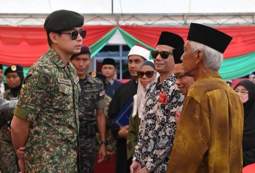 Tengku Hassanal beramah mesra dengan waris pejuang Force 136 sempena Majlis Perasmian Tugu Peringatan Force 136 Pahang di Puncak Mas, Raub, semalam. - Foto Astro AWANI 