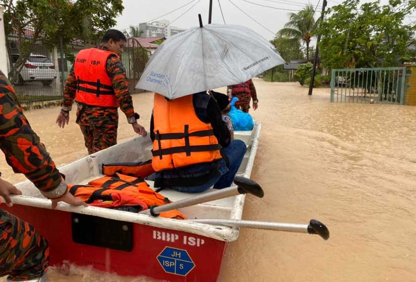 Lokasi yang dinaiki air di Batu Pahat ialah Kampung Seri Bengkal dan Kampung Bintang Peserai. - Foto Ihsan JBPM