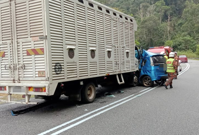 Anggota Balai Bomba dan Penyelamat (BBP) Gerik mengeluarkan mangsa tersepit menggunakan peralatan khas. - Foto JBPM Perak