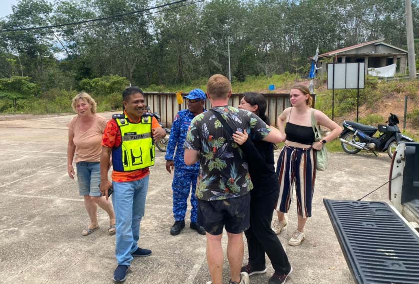 Rhys bersama empat anggota keluarganya melancong ke Kuala Tahan sejak 25 September lalu. - Foto Astro AWANI