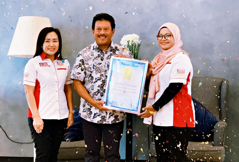 Ketua Pegawai Eksekutif DCI, Mohd Azmil Abd Shukor  ketika mendapat pengiktirafan dan penghargaan Malaysia Book of Records.