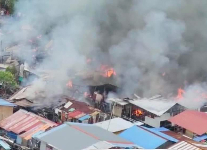 Pasukan bomba bertindak menjalankan operasi pemadaman kebakaran sehingga api dapat dipadamkan sepenuhnya. - Astro AWANI