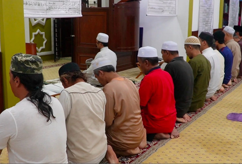 Selain solat lima waktu, pelbagai aktiviti keagamaan lain seperti kelas fardu ain, tadarus al-Quran dan pengajian bahasa Arab sedang dirancang dilaksanakan di Surau Ah-Muhtadin.