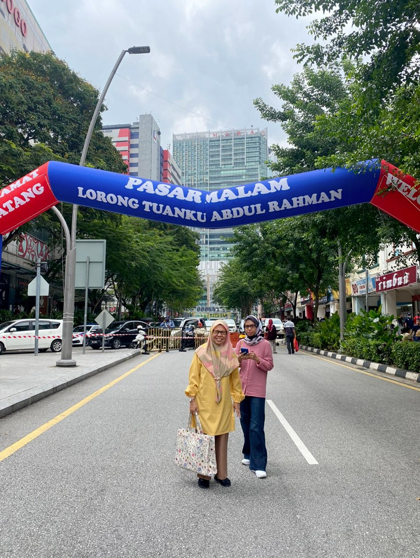 Syahira bersama ibu di sekitar Jalan TAR